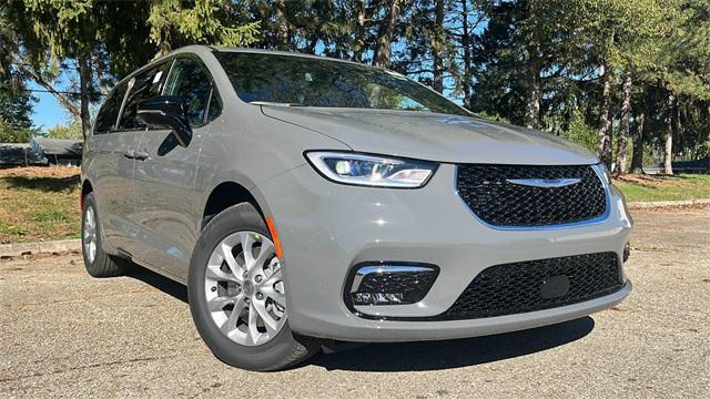 new 2025 Chrysler Pacifica car, priced at $45,487