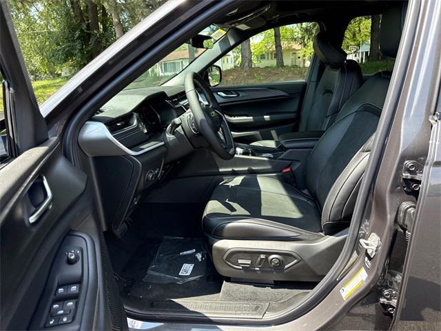 new 2025 Jeep Grand Cherokee car, priced at $42,037