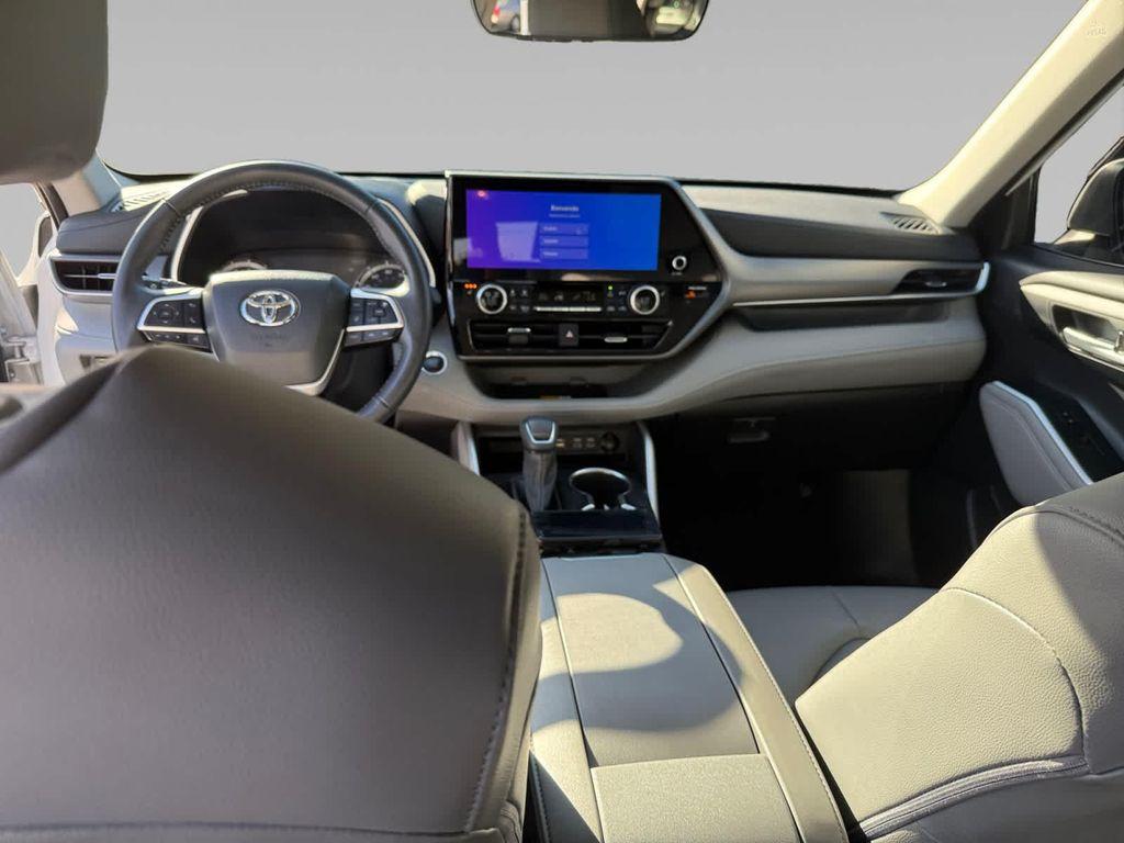 used 2025 Toyota Highlander car, priced at $44,999