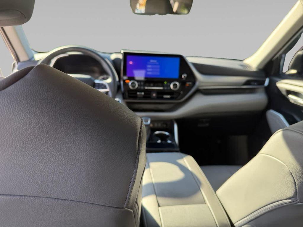 used 2025 Toyota Highlander car, priced at $44,999