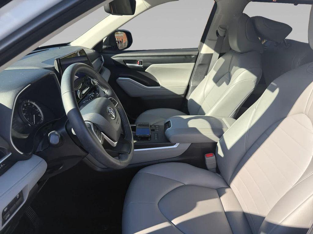 used 2025 Toyota Highlander car, priced at $44,999