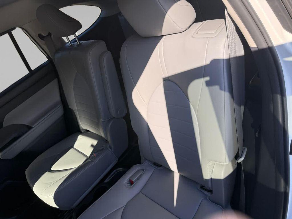 used 2025 Toyota Highlander car, priced at $44,999