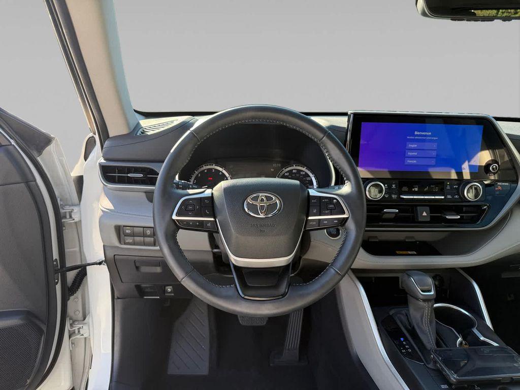 used 2025 Toyota Highlander car, priced at $44,999