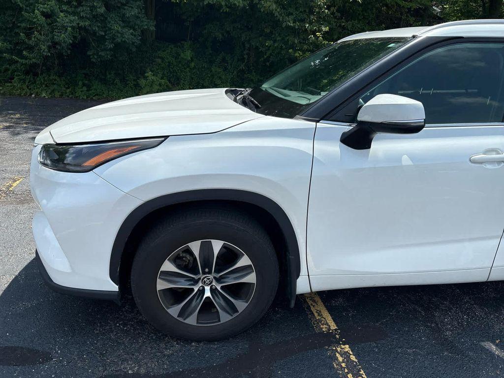 used 2022 Toyota Highlander car, priced at $38,999