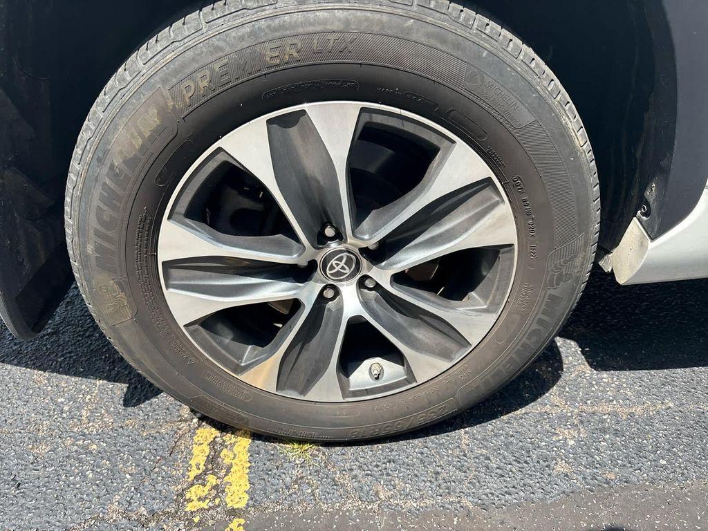 used 2022 Toyota Highlander car, priced at $38,999
