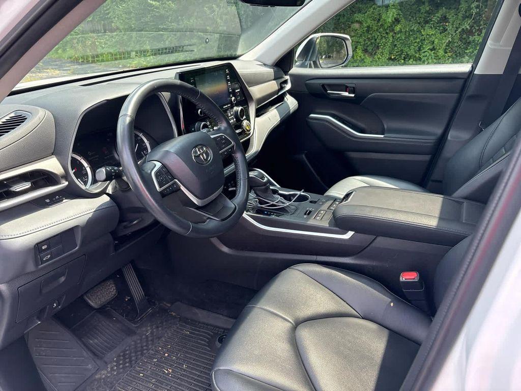 used 2022 Toyota Highlander car, priced at $38,999
