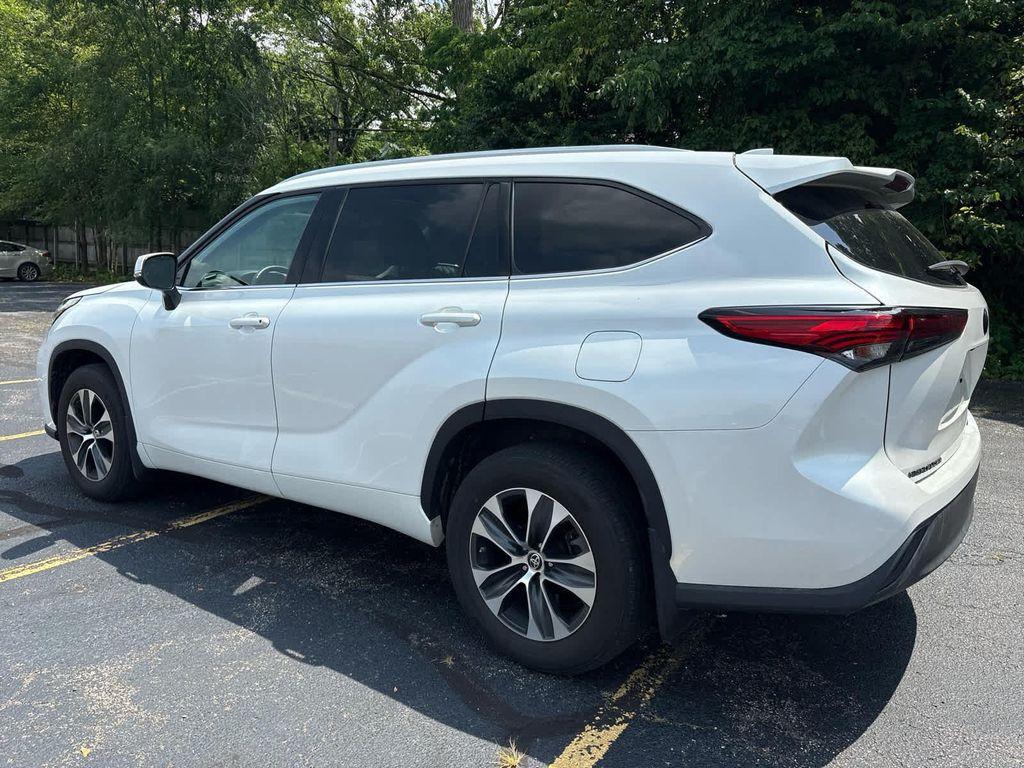 used 2022 Toyota Highlander car, priced at $38,999