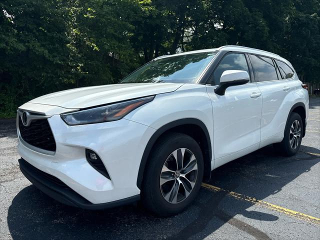 used 2022 Toyota Highlander car, priced at $38,999