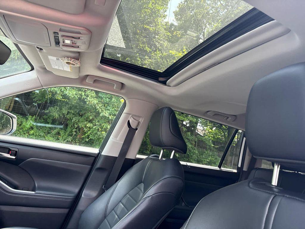 used 2022 Toyota Highlander car, priced at $38,999