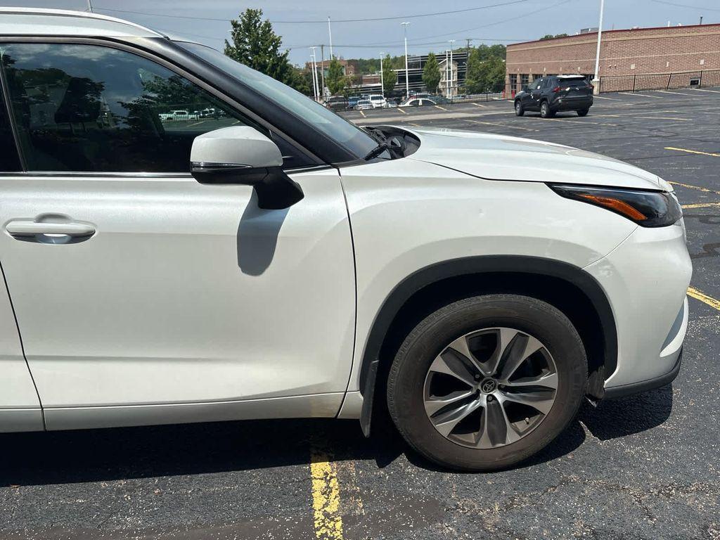 used 2022 Toyota Highlander car, priced at $38,999