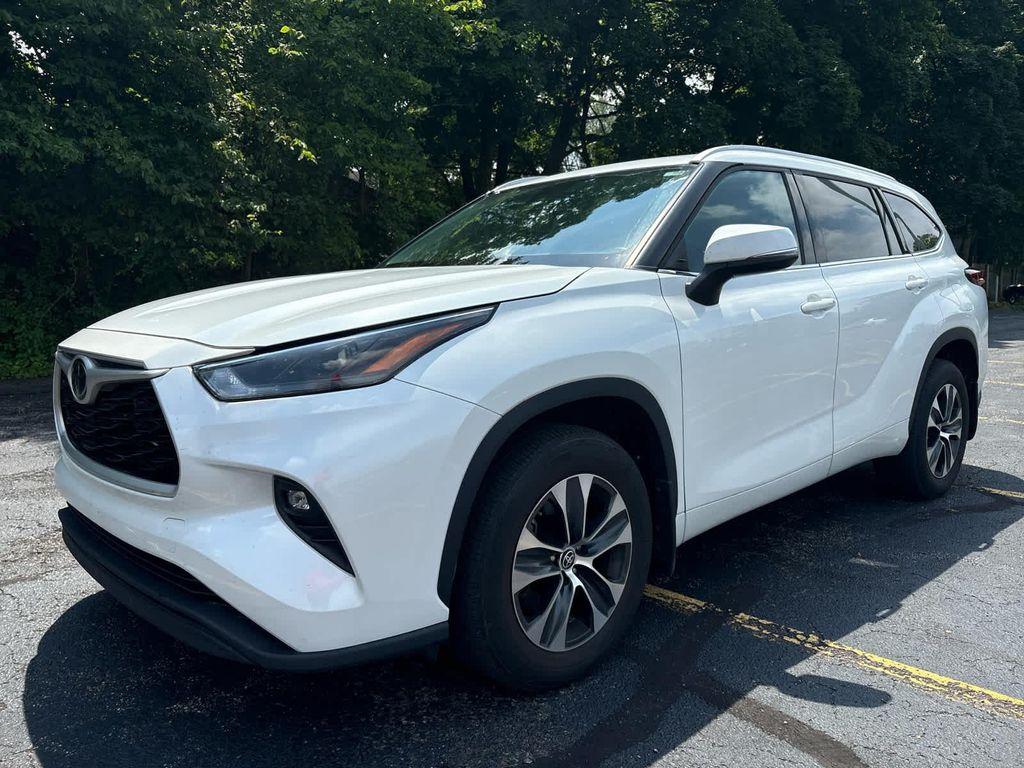 used 2022 Toyota Highlander car, priced at $38,999
