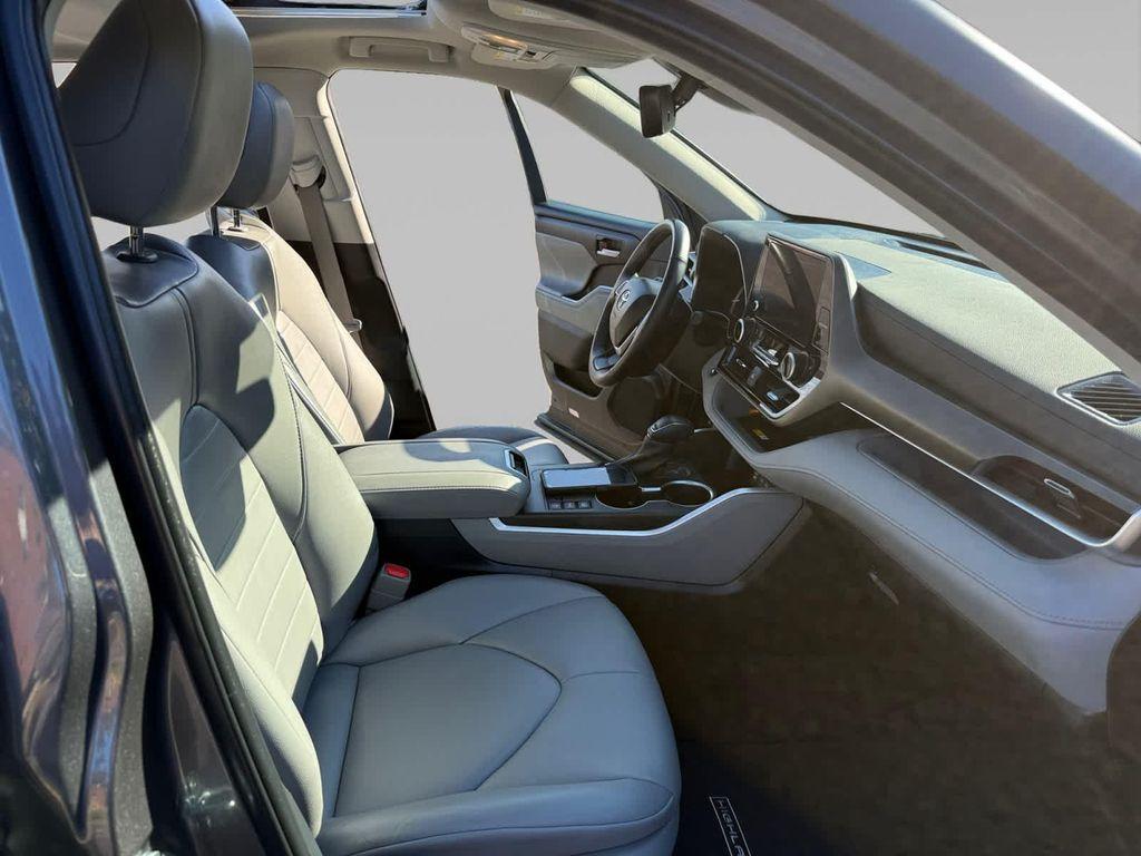 used 2023 Toyota Highlander car, priced at $38,999