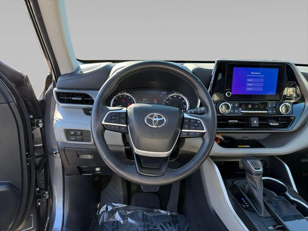 used 2023 Toyota Highlander car, priced at $38,999