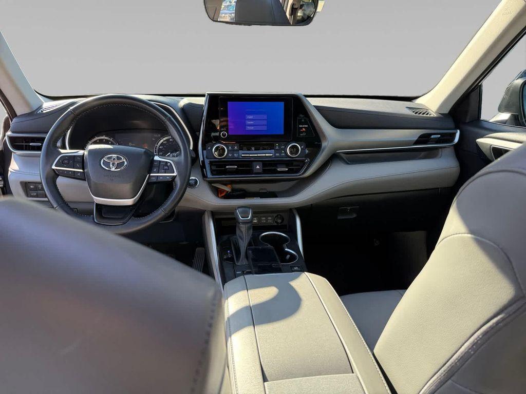 used 2023 Toyota Highlander car, priced at $38,999