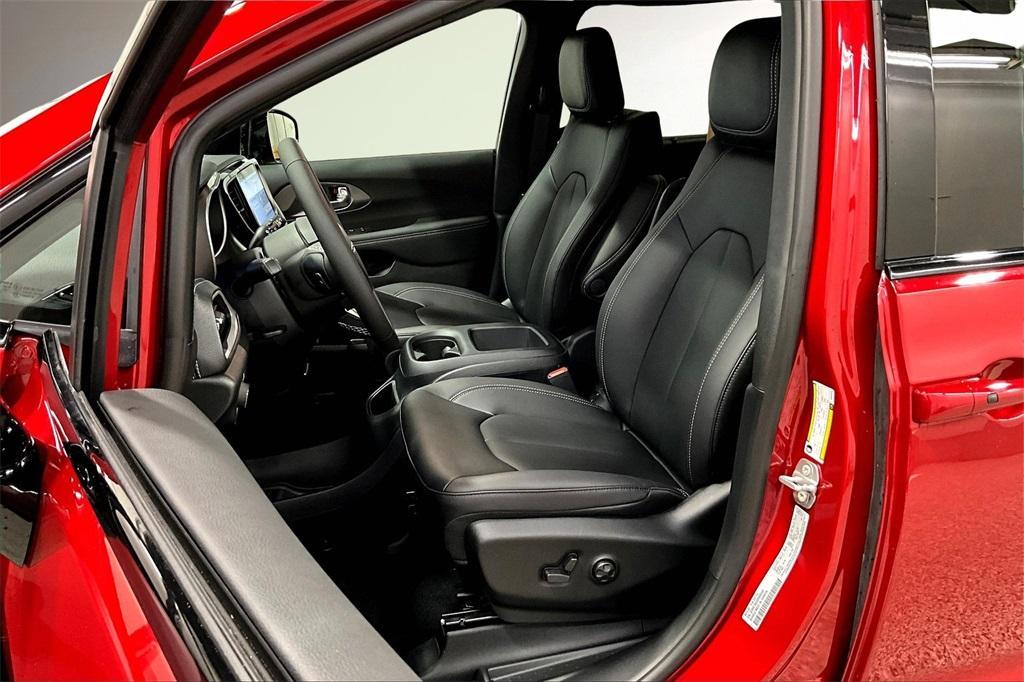 new 2025 Chrysler Pacifica car, priced at $44,172