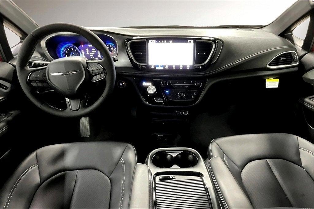 new 2024 Chrysler Pacifica car, priced at $39,276