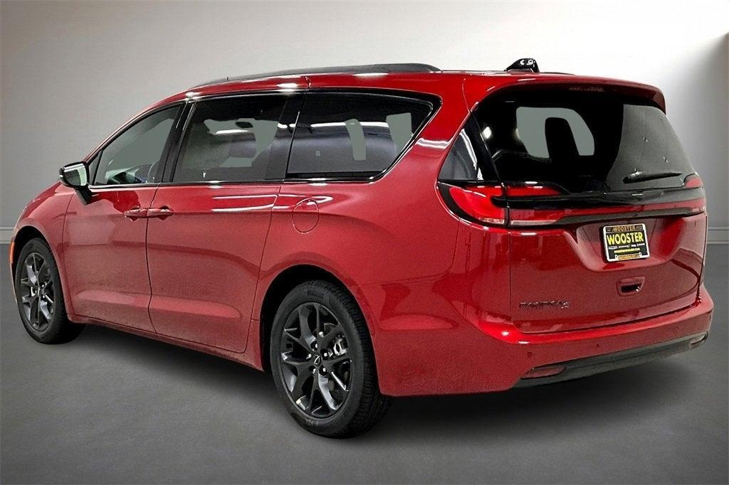 new 2024 Chrysler Pacifica car, priced at $39,276