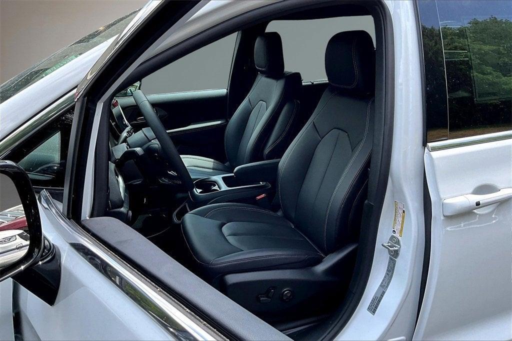 new 2025 Chrysler Pacifica car, priced at $40,299