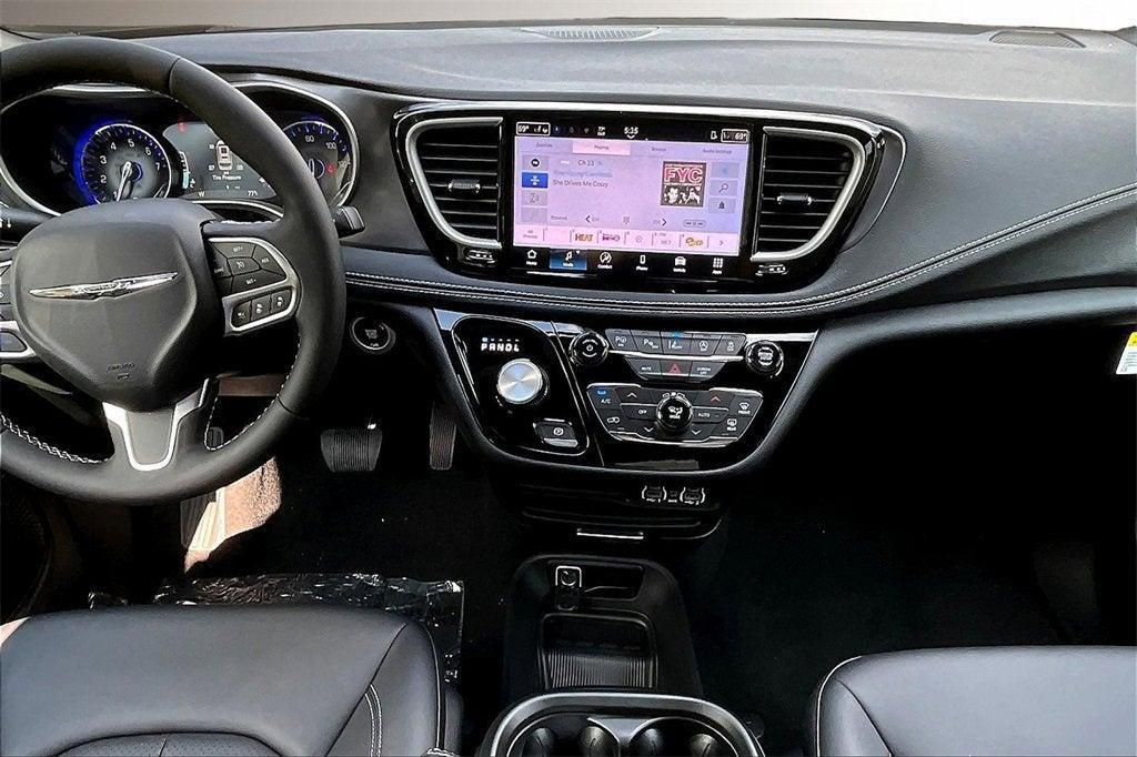 new 2025 Chrysler Pacifica car, priced at $45,753