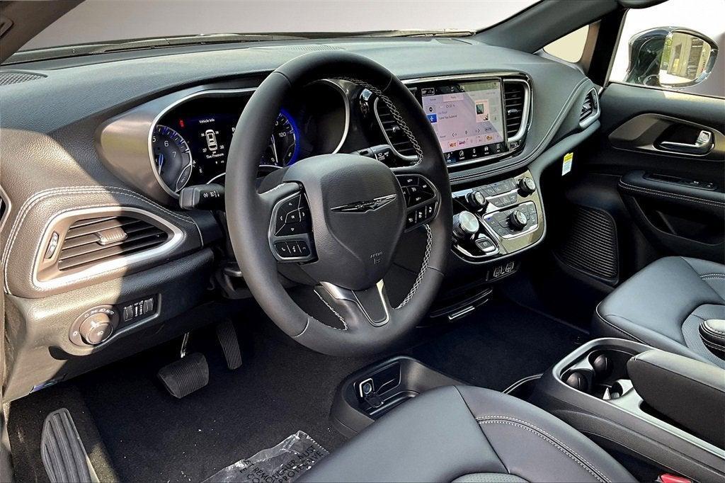 new 2025 Chrysler Pacifica car, priced at $45,753