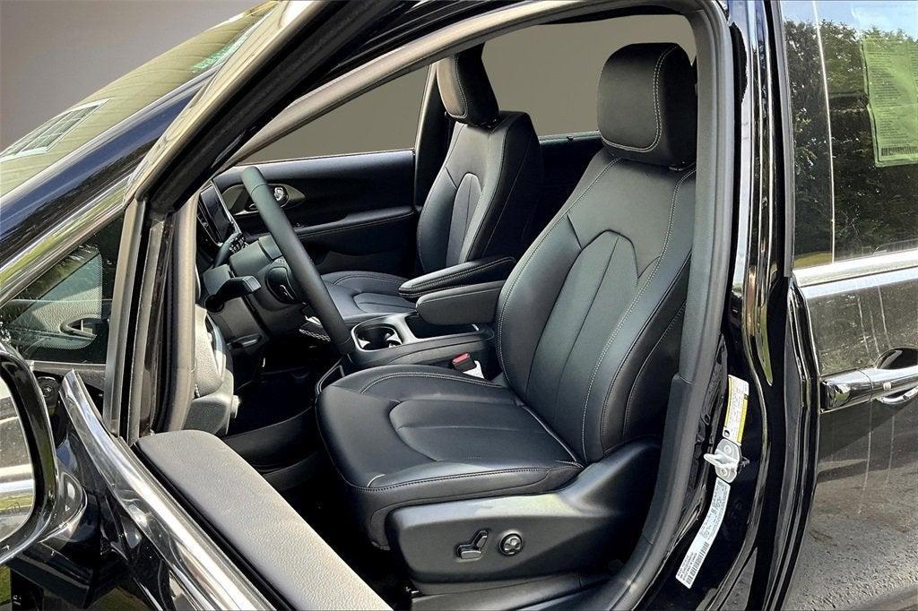 new 2025 Chrysler Pacifica car, priced at $45,753