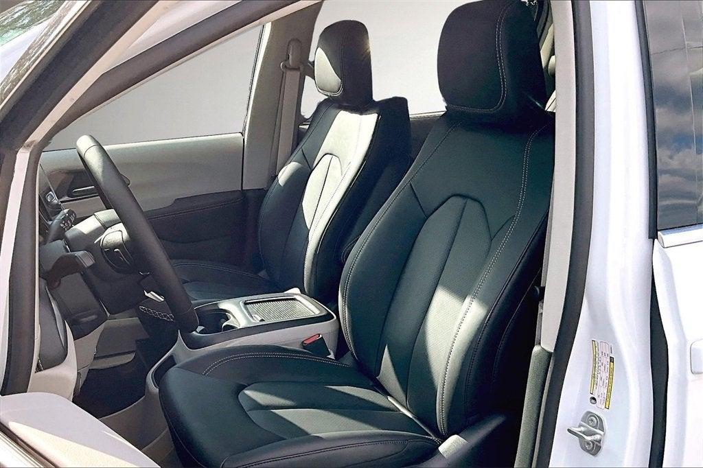 new 2024 Chrysler Pacifica car, priced at $36,892