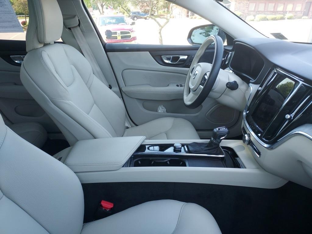 used 2022 Volvo V60 Cross Country car