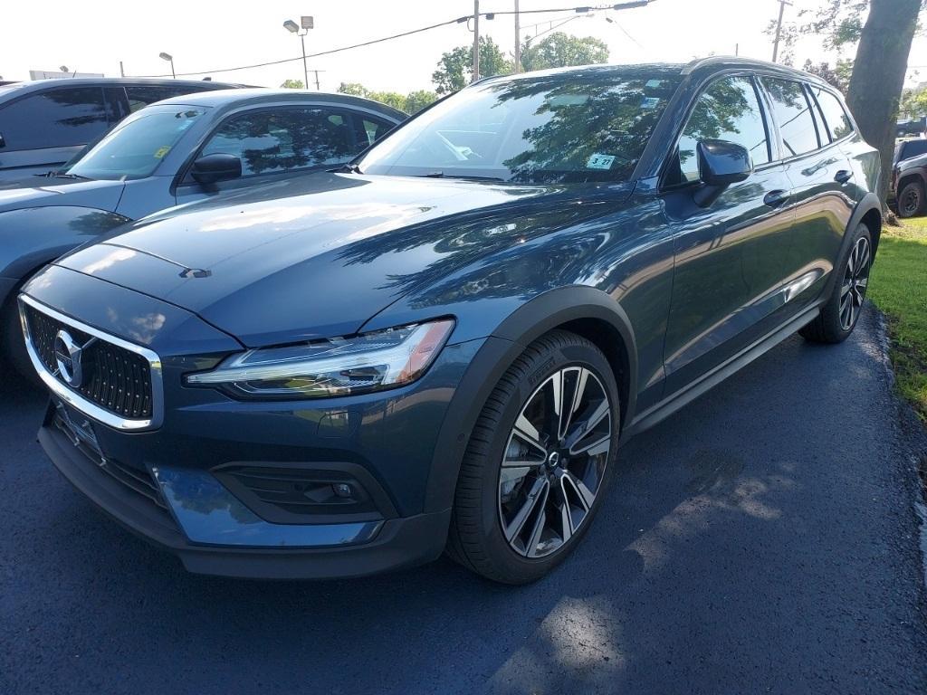used 2022 Volvo V60 Cross Country car