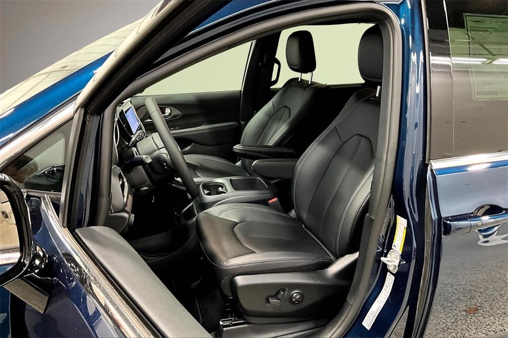 new 2025 Chrysler Pacifica car, priced at $41,947