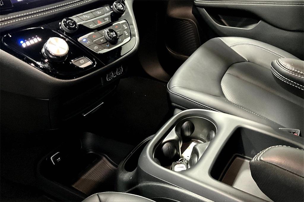 new 2025 Chrysler Pacifica car, priced at $41,947