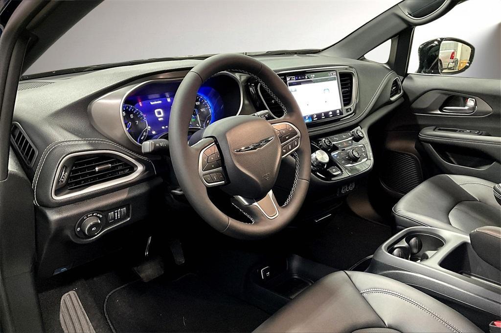 new 2025 Chrysler Pacifica car, priced at $41,947