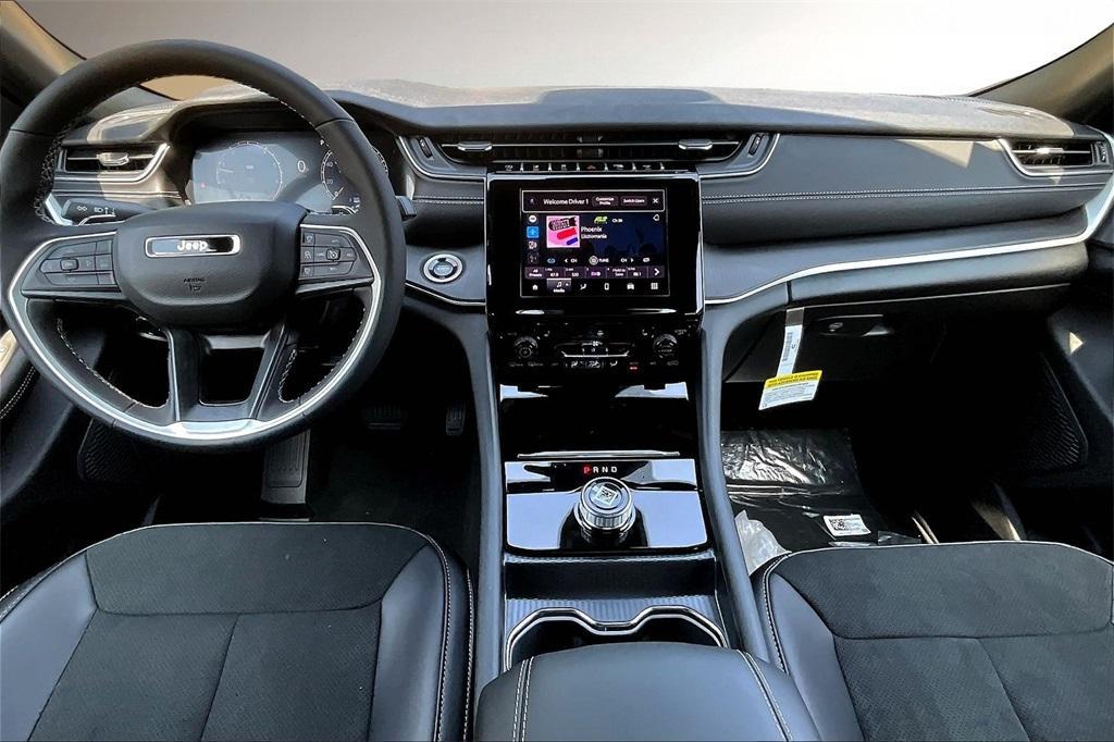 new 2025 Jeep Grand Cherokee car, priced at $40,090