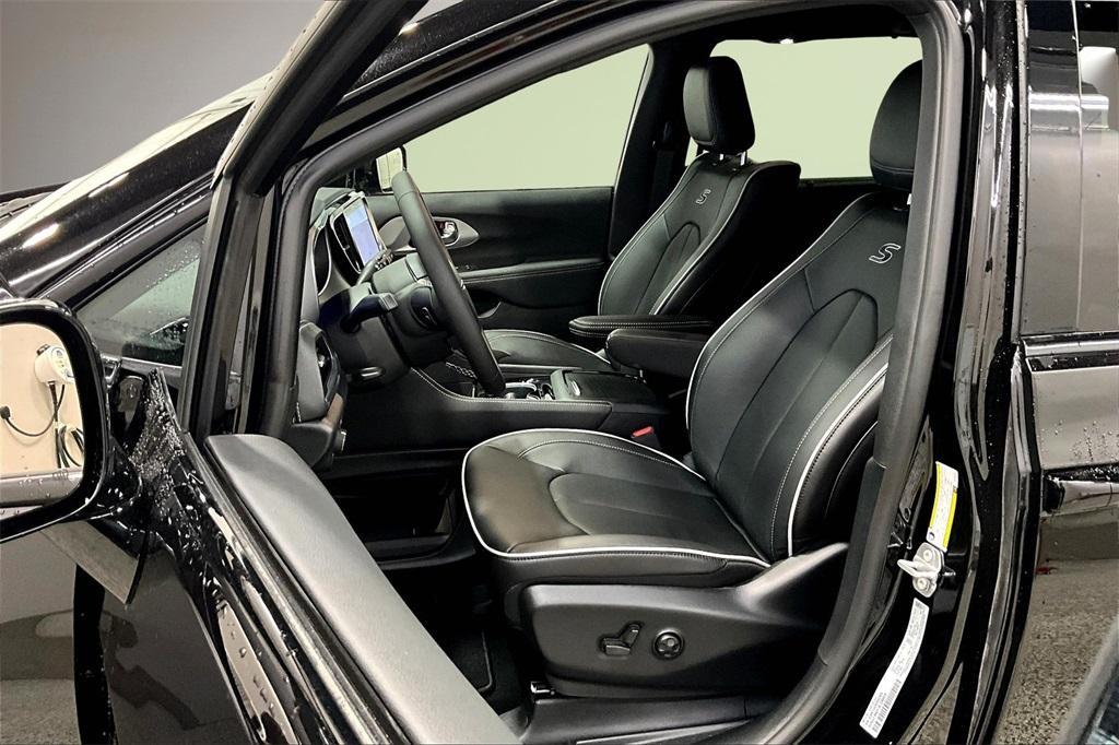 new 2025 Chrysler Pacifica car, priced at $52,736