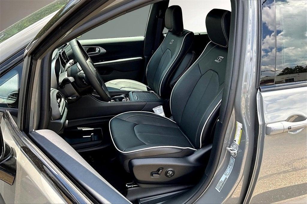 new 2025 Chrysler Pacifica car, priced at $48,866