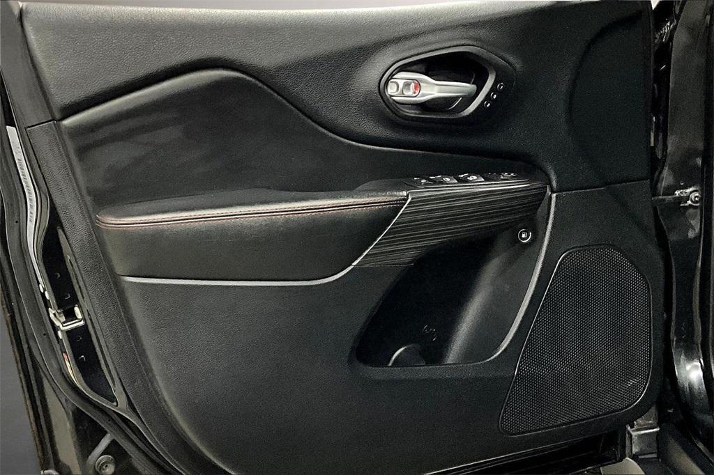 used 2015 Jeep Cherokee car, priced at $13,900