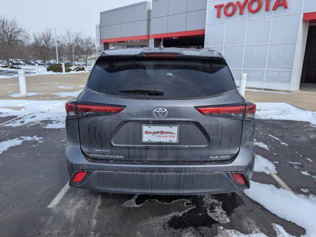 used 2022 Toyota Highlander car, priced at $33,499