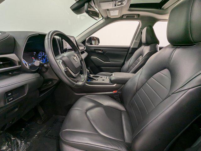 used 2022 Toyota Highlander Hybrid car, priced at $40,999