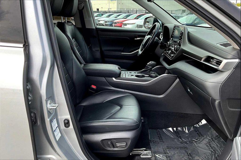 used 2022 Toyota Highlander car, priced at $31,278