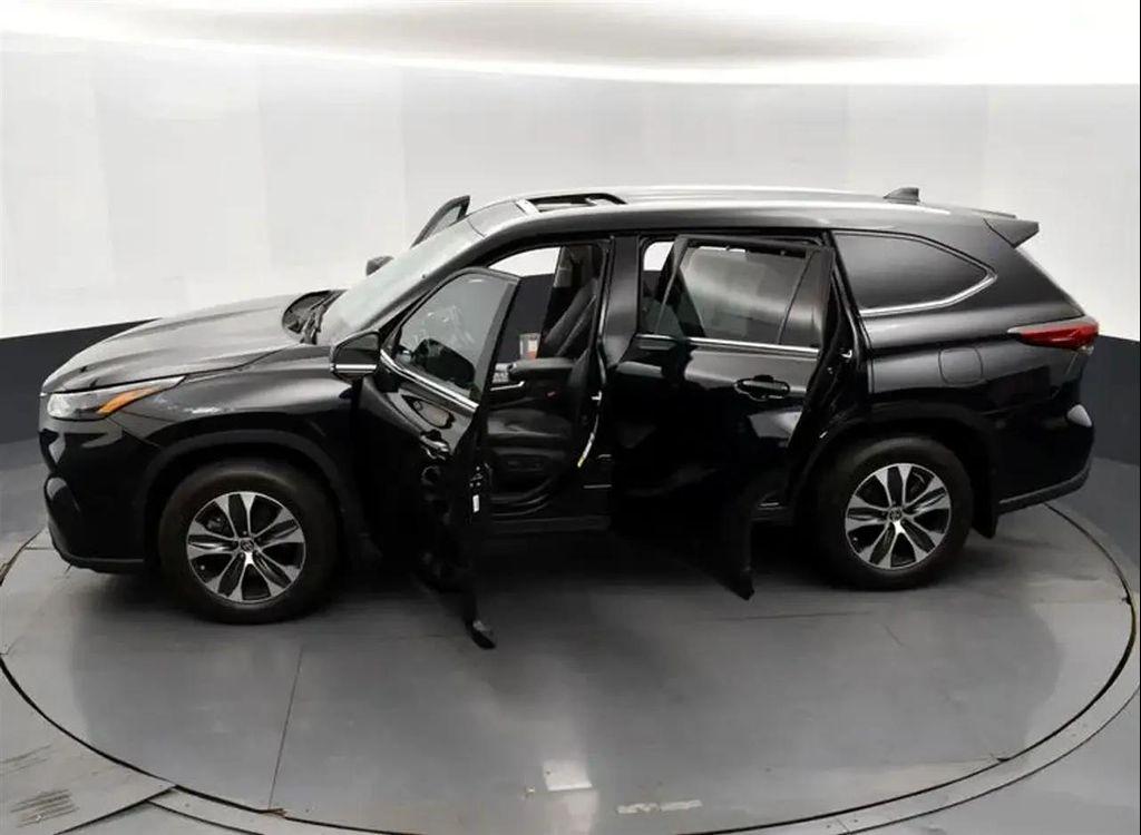 used 2022 Toyota Highlander car, priced at $31,300