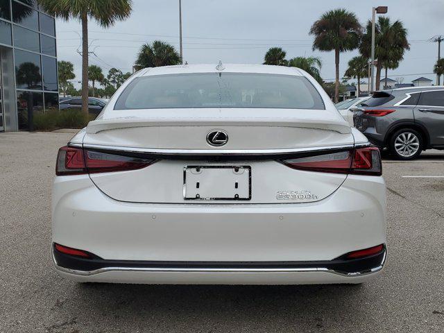 new 2025 Lexus ES 300h car, priced at $51,194