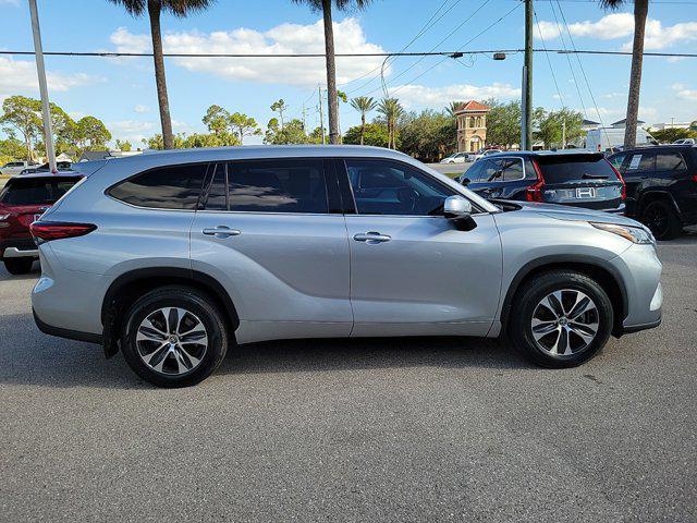 used 2022 Toyota Highlander car, priced at $32,493