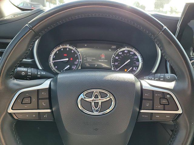 used 2022 Toyota Highlander car, priced at $32,493