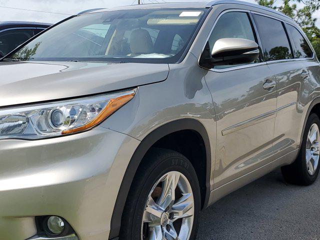 used 2015 Toyota Highlander car, priced at $22,459