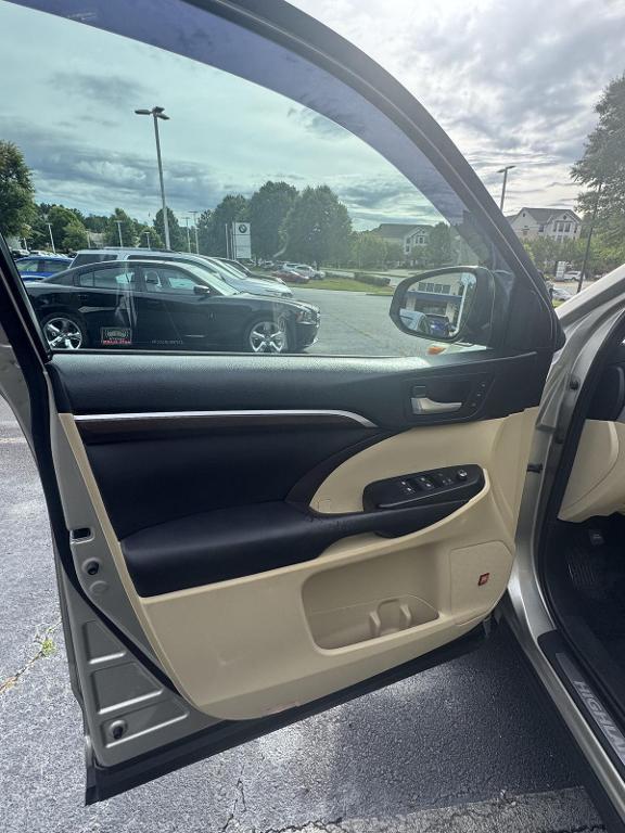 used 2015 Toyota Highlander car, priced at $21,111