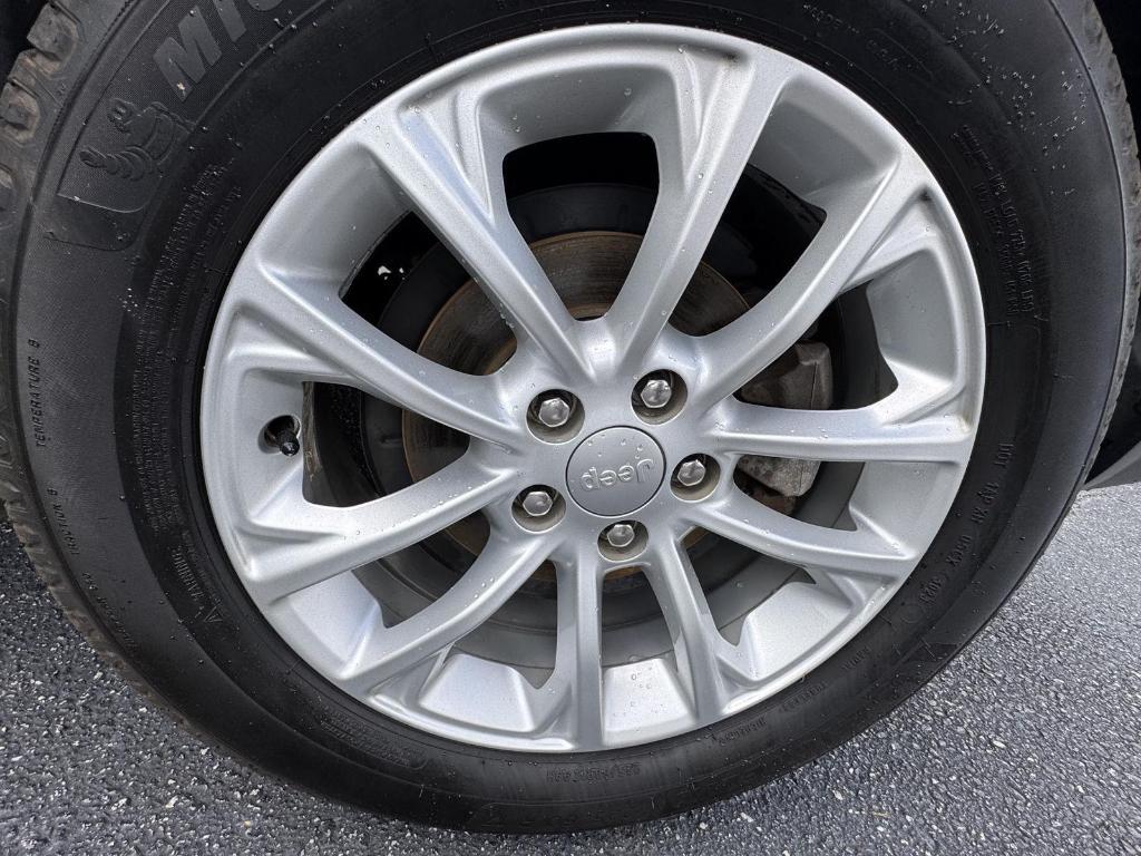 used 2019 Jeep Cherokee car, priced at $12,999