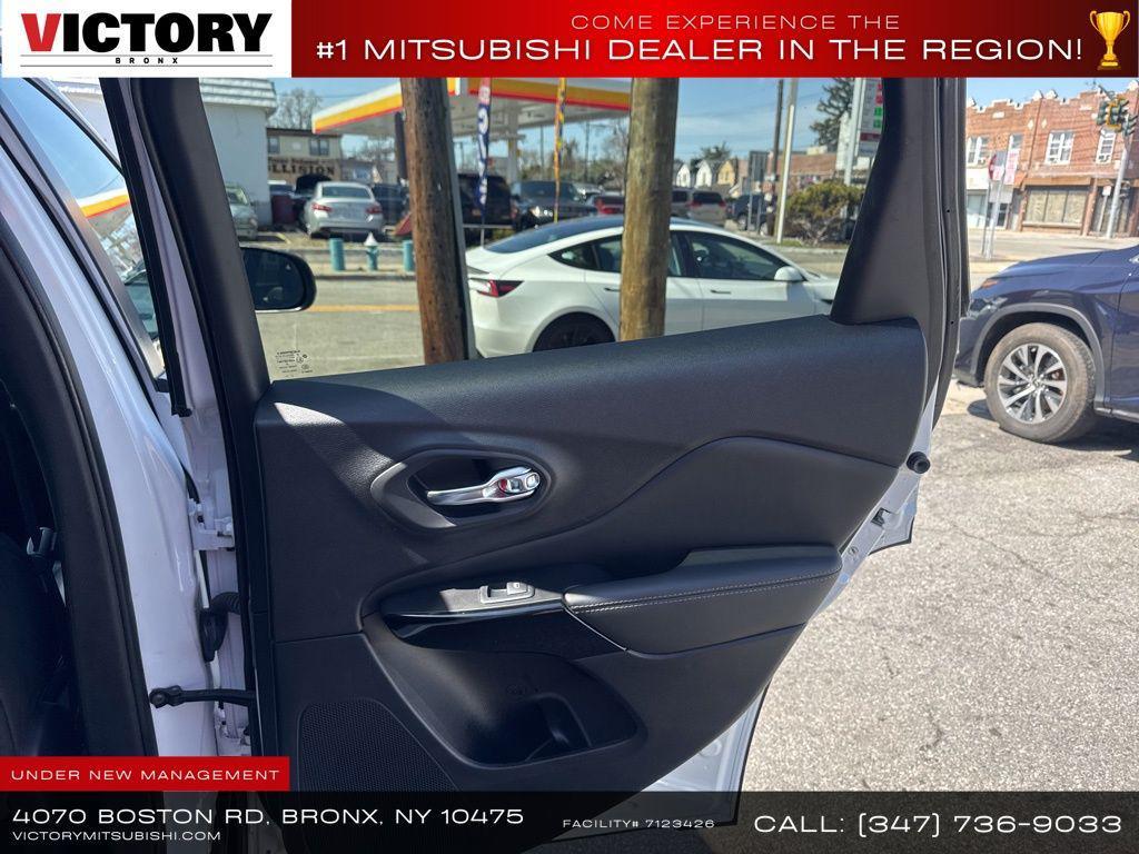 used 2023 Jeep Cherokee car, priced at $18,995