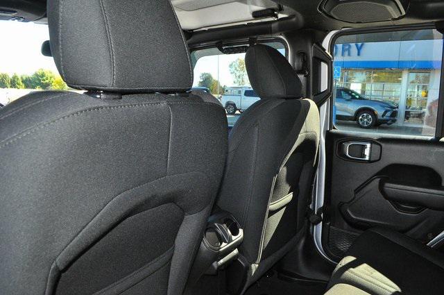 used 2022 Jeep Gladiator car, priced at $28,152