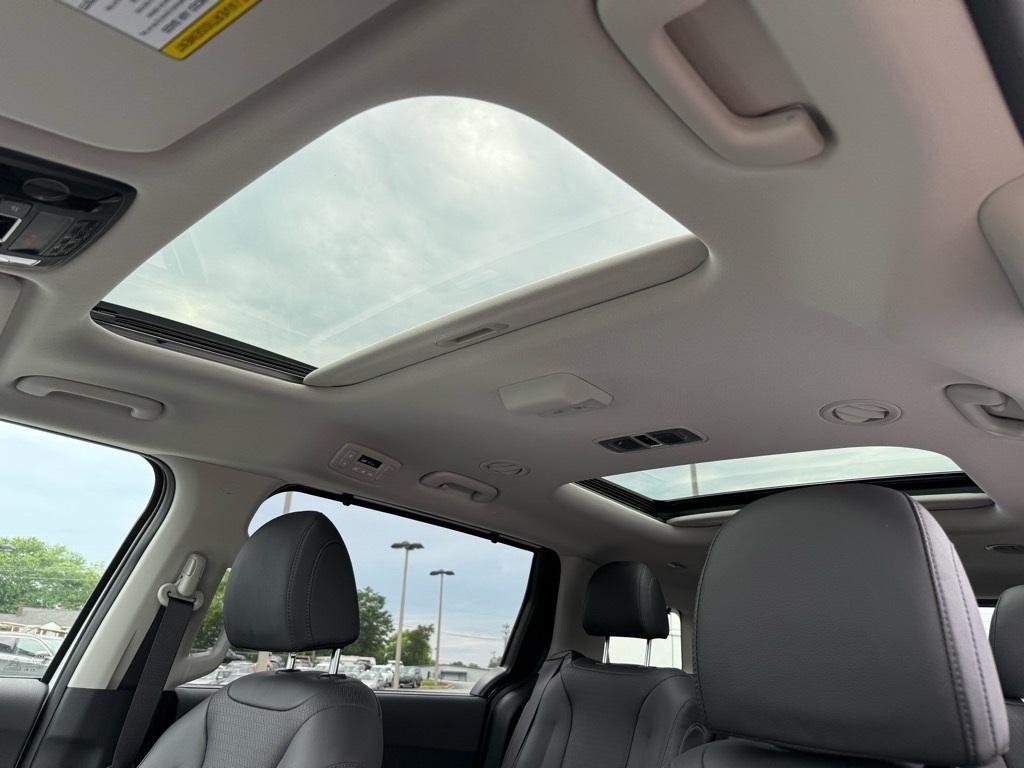 new 2025 Kia Carnival Hybrid car, priced at $52,034