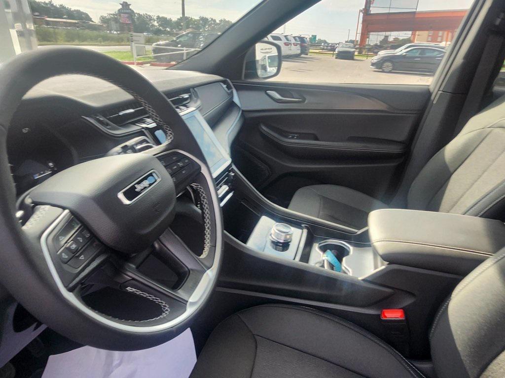 new 2025 Jeep Grand Cherokee car, priced at $38,995