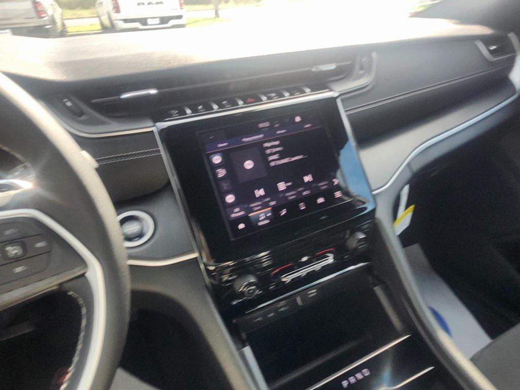 new 2025 Jeep Grand Cherokee car, priced at $38,995